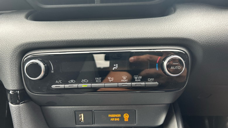 Toyota Yaris 1.5 Hybrid Design 5dr CVT Hybrid Hatchback